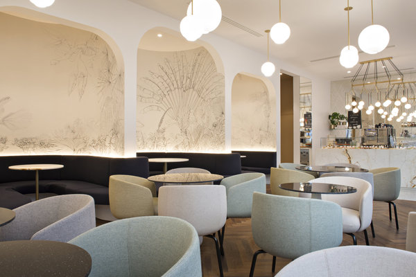 Les fauteuils sont habillés de tissus aux couleurs pastel : nude, gris perle, vert amande et jaune pâle, 4 tons très délicats et poudrés comme des teintes de maquillage.