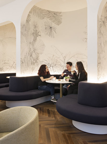 Les alcôves et les banquettes aux formes organiques dessinent des espaces plus intimes.