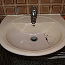 Après : le nouveau lavabo en place, prêt à fonctionner.