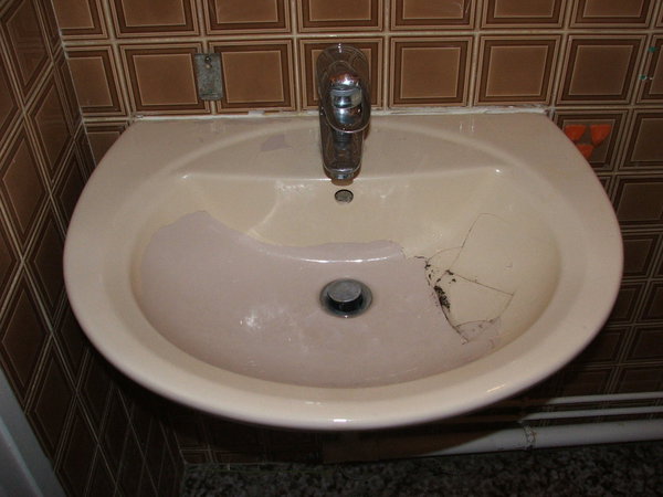 Après : le nouveau lavabo en place, prêt à fonctionner.
