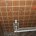 Etape 1 : Fermer les vannes d’alimentation en eau s’il y en a. Sinon couper directement le compteur d’eau. Désinstaller l’ancien lavabo. Enlever les résidus de l’ancien silicone. Prendre comme référence le conduit d’évacuation en point central pour installer les fixations du nouveau lavabo.