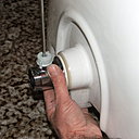 Etape 2 : Installer la bonde sur le nouveau lavabo. La tirette doit être orientée vers le mur. Serrer à la main fort ou avec une clé de bonde.