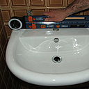 Etape 3 : Fixer le nouveau lavabo au mur et bien vérifier le niveau.