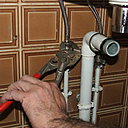 Etape 4 : Installer le nouveau robinet et visser les flexibles.