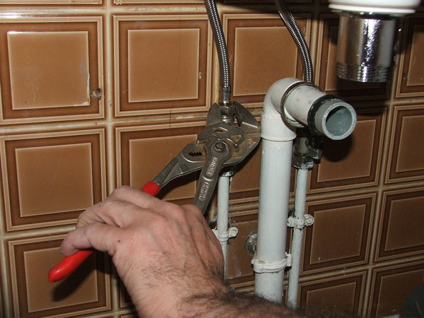 Etape 4 : Installer le nouveau robinet et visser les flexibles.