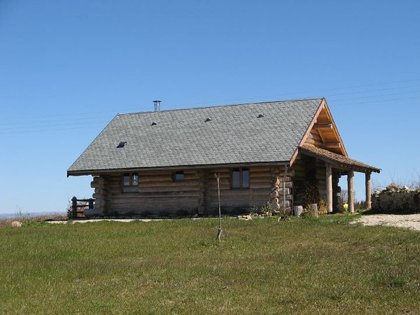 En fonction de leur taille, les ardoises dessinent des toitures décoratives. Ici, pour s’associer au bois, un toit réalisé avec des ardoises grises, modèle Brésil, taille ronde.