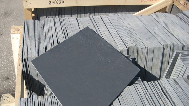 Les ardoises des carrières du Cluster Da Pizzara de Galicia offrent un bord en biseau pour empêcher la pénétration de l’eau de pluie combinée à l’action du vent. Le transport s’effectue dans des caisses en bois fabriquées spécialement et sanglées pour éviter le risque de casse.