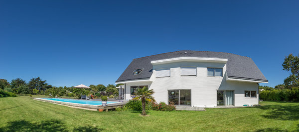 Intemporelle, imperméable, résistante aux chocs, l’ardoise en toiture conjugue tradition et modernité. Création Cupa Pizarras.