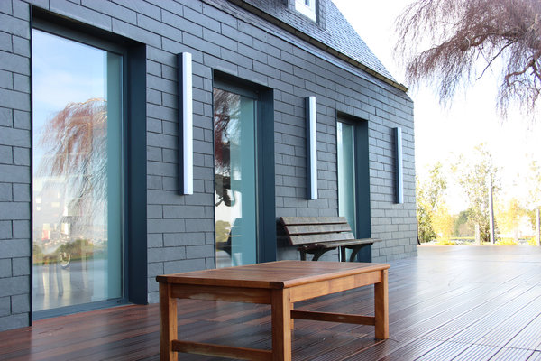 Ardoises de façade Cupaclad Design(Cupa Pizarras) avec pose à effet de briques décalées.