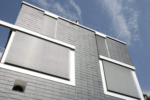 Approche contemporaine avec un bardage composé d’ardoises rectangulaires. La pose d’ardoises naturelles en façade s’effectue de façon horizontale ou verticale, directement sur le revêtement existant ou sur un complexe isolant dans le cas d’une ITE.