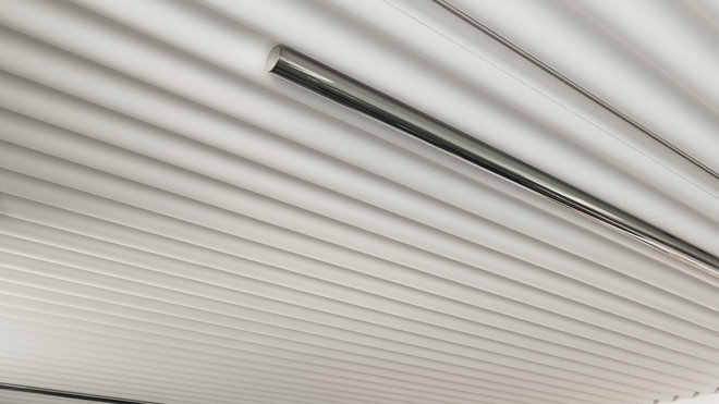 Le plafond ondulé apparaît comme un bloc uniforme, d’une minéralité totale, alors qu’il a nécessité plus de 100 plaques de plâtre en staff (de 1,2 m x 1,20 m assemblées sur place et poncées pendant trois mois pour obtenir cette surface parfaitement lisse.