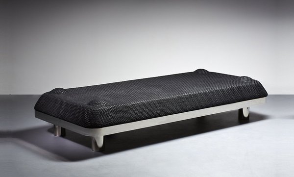 OM4, lit de repos avec structure en aluminium chromé et matelas en lin et coton, surmonté d’une tapisserie en laine, mohair, bambou et soie, tissé-main au point d’Aubusson. Une pièce qui fait cohabiter tradition et modernité. Création Jean de Piépape.