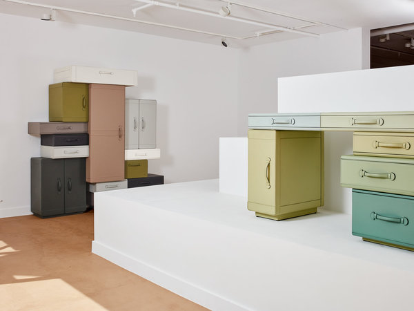 Collection Leather, meubles réalisés à partir de compositions asymétriques de valises et porte-documents en cuirs précieux et fabriqués par Ralph Baggaley, un artisan du cuir parmi les plus renommés en Belgique. Les créations modulaires proposent différentes configurations qui évoquent le nomadisme actuel. Création Maarten De Ceulaer, Galerie Victor Hunt.