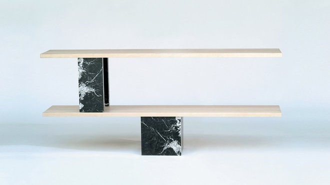 Ether, console offrant un jeu d’équilibre entre plein et vide. Elle est constituée de 5 éléments démontables en placage de bois d’arable et marbre Marquinia qui assure la stabilité de l’objet. Création Vincent Poujardieu, Galerie Oak.