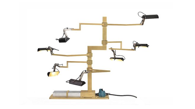 Bonzaï, lampe rotative composée de liseuses de pupitres de musiciens de 12 volts rassemblées sur un arbre en laiton, comme un orchestre.