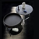 Tables d’appoint polyvalentes, qui se caractérisent par la modularité de leurs plateaux, simples ou doubles, en bois, verre ou granit interchangeables. Structure en acier inoxydable. Modèle T79, T79D de la Série Pioneer et T82 de la Série Pivot. Création Peter Ghyczy, 2016.