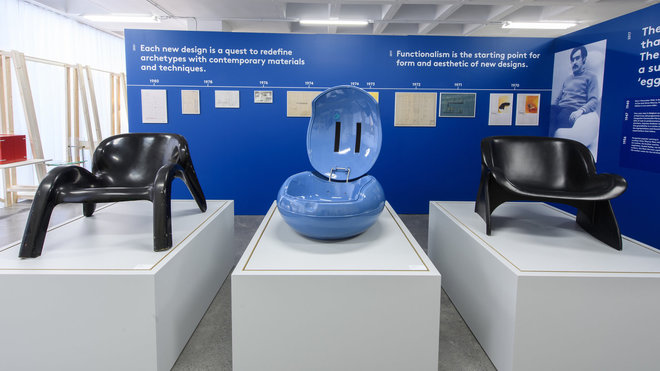 Les 3 sièges en Acryl créés par Peter Ghyczy dont la Garden Egg chair, créée en 1968, dans sa nouvelle version, au centre, et le modèle GN2, créé en 1970.