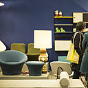 Sur le stand La Galerie du 20ème, chauffeuse et pouf 560 ou Mushroom édités depuis 1963 par Artifort. Sièges composés d’une structure en métal, sangles et mousse entièrement houssées de tissu.