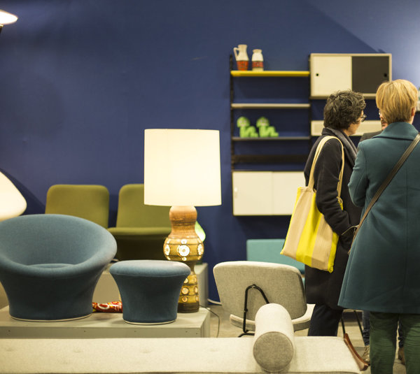 Sur le stand La Galerie du 20ème, chauffeuse et pouf 560 ou Mushroom édités depuis 1963 par Artifort. Sièges composés d’une structure en métal, sangles et mousse entièrement houssées de tissu.