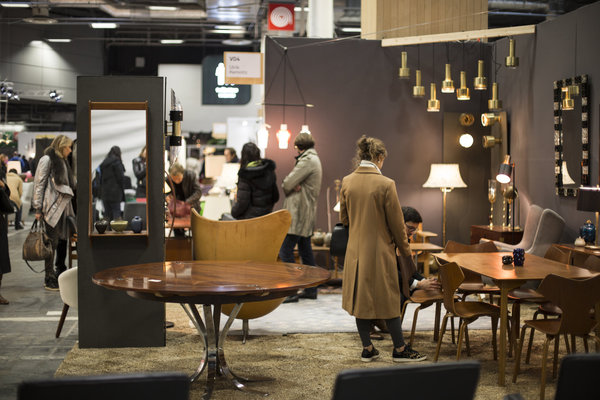 Stand Ulrik Kemnitz, spécialisé dans le design scandinave haut de gamme où le bois et notamment le teck est roi.