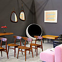 Stand de The Cabinet Rooms, galerie londonienne spécialisée dans le design moderne. Dans l’angle siège « Globe » de Aarnio Eero, créé en 1966, et édité jusqu’en 1980 par Asko. Réédité depuis 1992 par Adelta. Coque en polyester granuleux ou fibre de verre, pied tournant en aluminium moulé, recouvert de tissu, skaï ou cuir. Houssées de tissu rose, chauffeuses « Suzanne », dos à dos, composées de blocs en mousse de polyuréthane avec structure en acier chromé. Création Takahama Kazuhide en 1965.