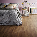 Un sol certifié PEFC et adapté au chauffage au sol : parquet stratifié, modèle Studio en chêne naturel. Existe aussi en chêne blanc, Manitoba ou chêne gris alpin, lames de 7 mm d’épaisseur (L 12,5 x l 19,2 cm). En pose flottante clipsée, à partir de 6,50 €, le m², chez Lapeyre.