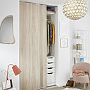 Avec décor bois, pour une ambiance naturelle et douce : portes de placards coulissantes, modèle Union 2 vantaux. En panneaux de mélaminés, 34 décors au choix. Sur mesure, jusqu’à 2,79 m de hauteur et 5,4 m en largeur, de 2 à 8 vantaux, système de guidage silencieux et anti-vibrations, chez Lapeyre.