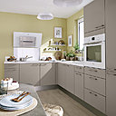 Couleurs tendances : meubles de cuisine Twist avec panneaux revêtus de PVC brillant, coloris blanc, anthracite mat, vanille, rouge, beige, brun mat ou chêne naturel. Composition type, à partir de 499 €, chez Lapeyre.