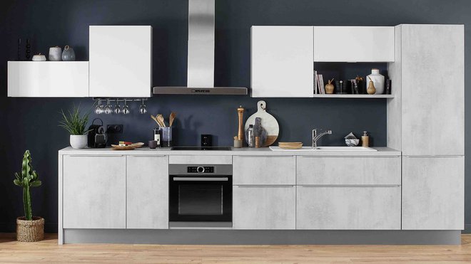 Façades épurées et effet bicolore, blanc et décor minéral : meubles de cuisine, modèle Eyre Stone, avec portes recouvertes de mélaminé structuré bois. Caissons suspendus, posés sur plinthes ou piétement. A partir de 849 €, la composition type, chez Lapeyre.