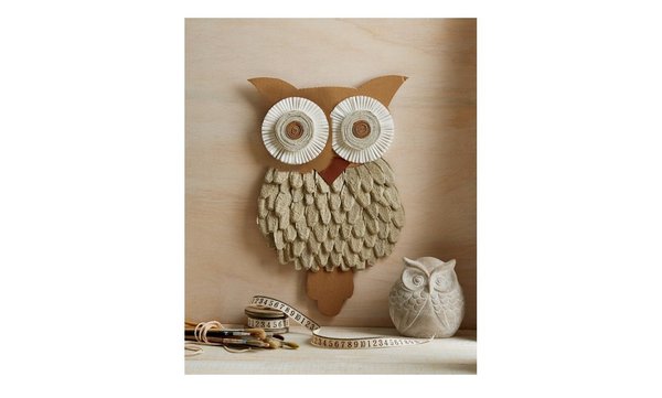 La chouette est réalisée à partir d’emballages d’œufs, papier d’emballage et barquette de fruits.