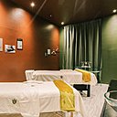 Chaque cabine de soin est mise aux couleurs d’une gemme comme ici le Vert Olive qui rappelle l’olivine, riche en silicate de magnésium et de fer.