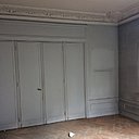 Avant : le salon de l’appartement d’origine possédait de beaux volumes et des corniches décoratives au niveau du plafond.