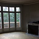 Avant : la pièce principale, où l’architecte a aménagé le salon, offrait un volume en arrondi et une belle cheminée ancienne en marbre.