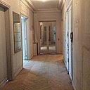 Avant : l’entrée formait un espace à exploiter. En face de l’entrée, la double porte menait à l’ancien cabinet médical.