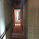 Avant : le couloir qui menait aux chambres comportait des rangements dont on pouvait réutiliser les volumes.