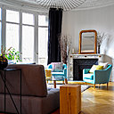 Le salon au volume arrondi a conservé sa belle cheminée d’origine.