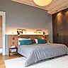 Dans la chambre d’amis, un grand dressing a été aménagé avec des panneaux de porte en plaquage de bois décoratif (Marotte). Interrupteurs, Meljac.