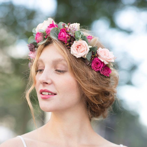 Pour l'automne hiver la couronne Anémone aux couleurs profondes mélange subtilement la vivacité de l'anémone rouge, la scabiante, et l'amarante. Effet femme fatale assuré!