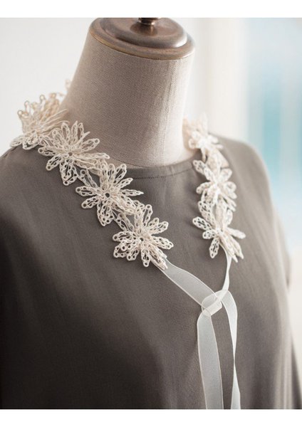 Collier Gerbera ce collier élégant constitué d'un ruban rehaussera vos tenues les plus simples.