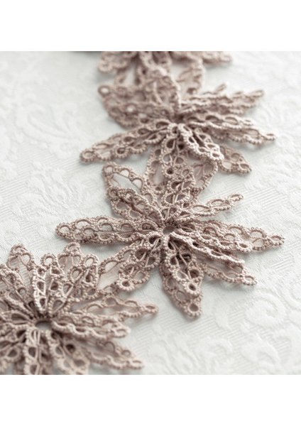 Traité avec un fil sépia le collier Gerbera aura une tonalité vintage