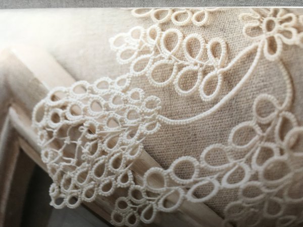 Détail du napperon Tulipe aux larges pétales de cette fleur, symbole de l'amour sincère.