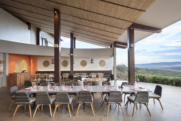 La décoration de la salle de restaurant, avec ses abat-jour de luminaires et chaises en fibres nattées sous un plafond en tressage naturel, joue la carte de la modernité.