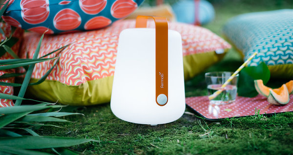 Pratique et colorée. Conçue dans l’esprit de la marque de mobilier en fer laqué, elle vous accompagne partout jusqu’à la plage. Elue étoile de l’Observatoire du design en 2017. Lampe Balad, création Tristan Lohner, existe en deux tailles, 8 coloris, à partir de 69,90 €, Fermob.