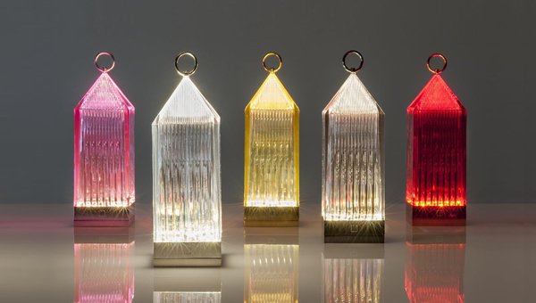 Solide et légère. Moulée par injection, elle se recharge en la posant, sur une base conductrice, et la lumière est projetée grâce à sa matière colorée. De plus elle résiste à la pluie. Lampe de table Lantern, création Fabio Novembre, 199 €, Kartell.