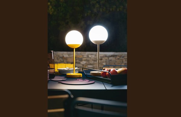 Fluide et douce. Inspirée des lampadaires de rue du 19ème siècle, elle est dotée des dernières innovations technologiques : 2 températures d’éclairage, 1 fonction qui permet de l’allumer et de l’éteindre progressivement. Lampe Moon, création Tristan Lohner, existe en deux tailles, 6 coloris, 129 €, Fermob.
