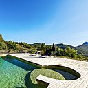 La piscine alimentée par l’eau des montagnes est un lieu de détente qui ne dénature pas le paysage.
