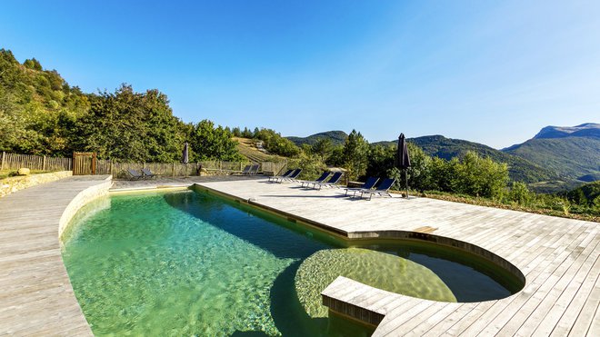 La piscine alimentée par l’eau des montagnes est un lieu de détente qui ne dénature pas le paysage.