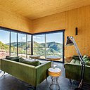 Le salon ne s’embarrasse pas de superflus et respecte dans les proportions et dans les couleurs, les tons naturels du bois la verdure et de la pierre.