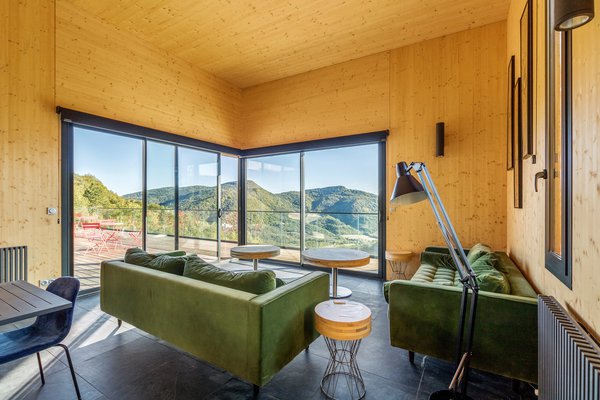 Le salon ne s’embarrasse pas de superflus et respecte dans les proportions et dans les couleurs, les tons naturels du bois la verdure et de la pierre.