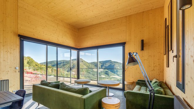 Le salon ne s’embarrasse pas de superflus et respecte dans les proportions et dans les couleurs, les tons naturels du bois la verdure et de la pierre.